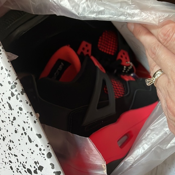 Air Jordan retro thunder red size 7 1/2 W or 6Y. NWT. Make me an offer - Picture 2 of 2